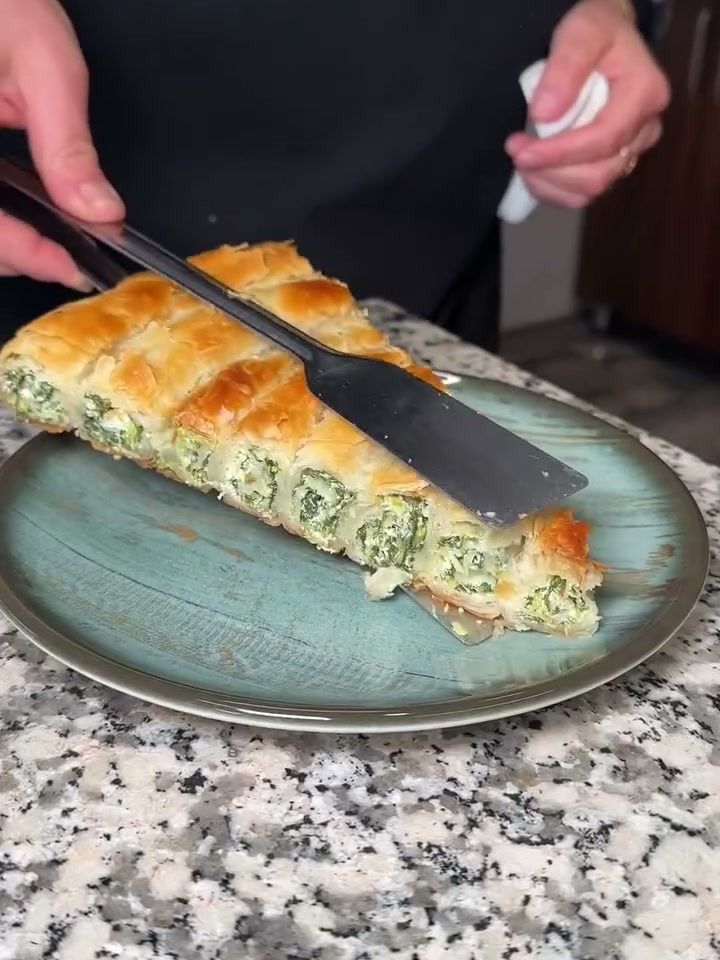 Tabağa alınan ıspanaklı Boşnak böreği dilimi, içi yeşil harçlı